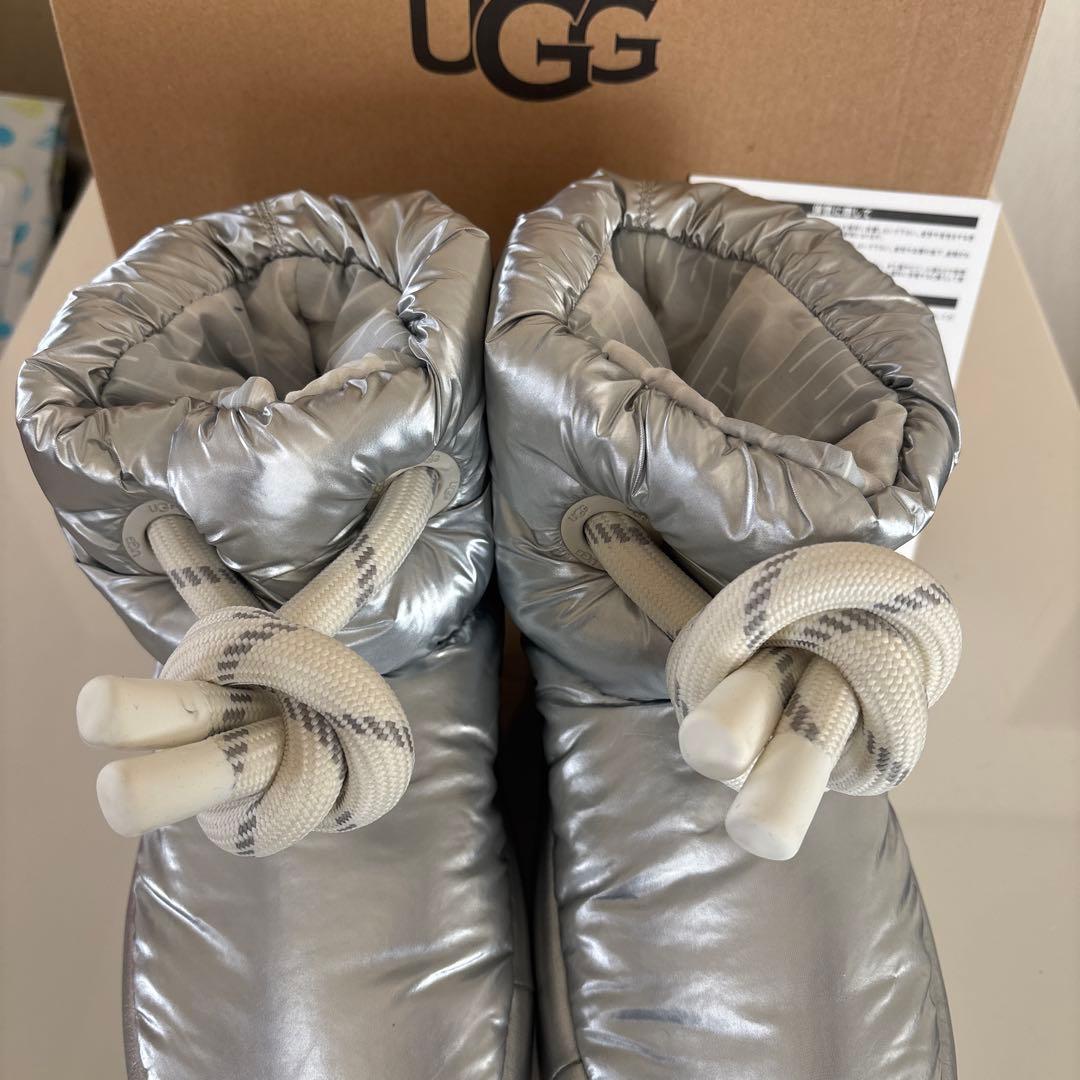UGG シルバー　6W Classic Msxi Short23