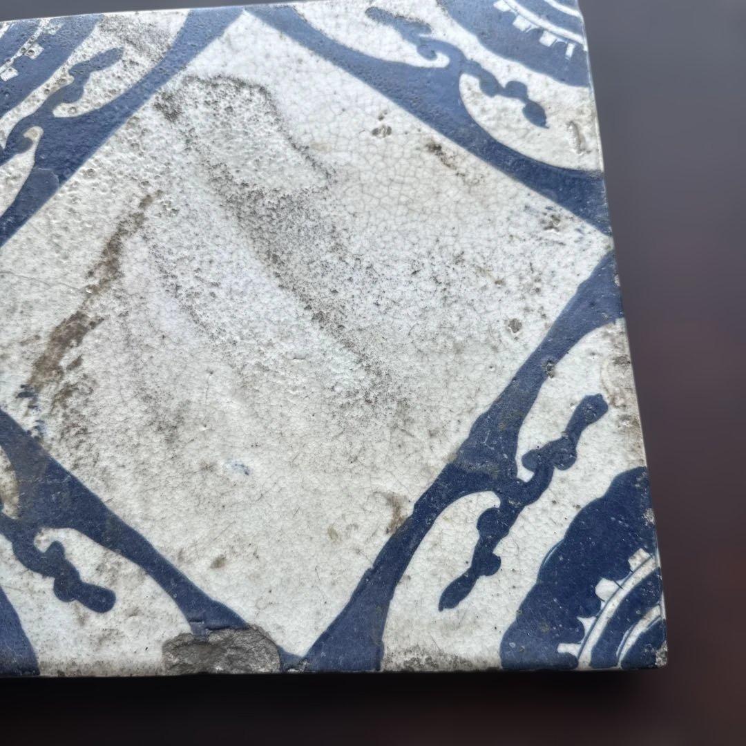 ヴィンテージ　装飾的な鉄製鍋 花模様タイル付き