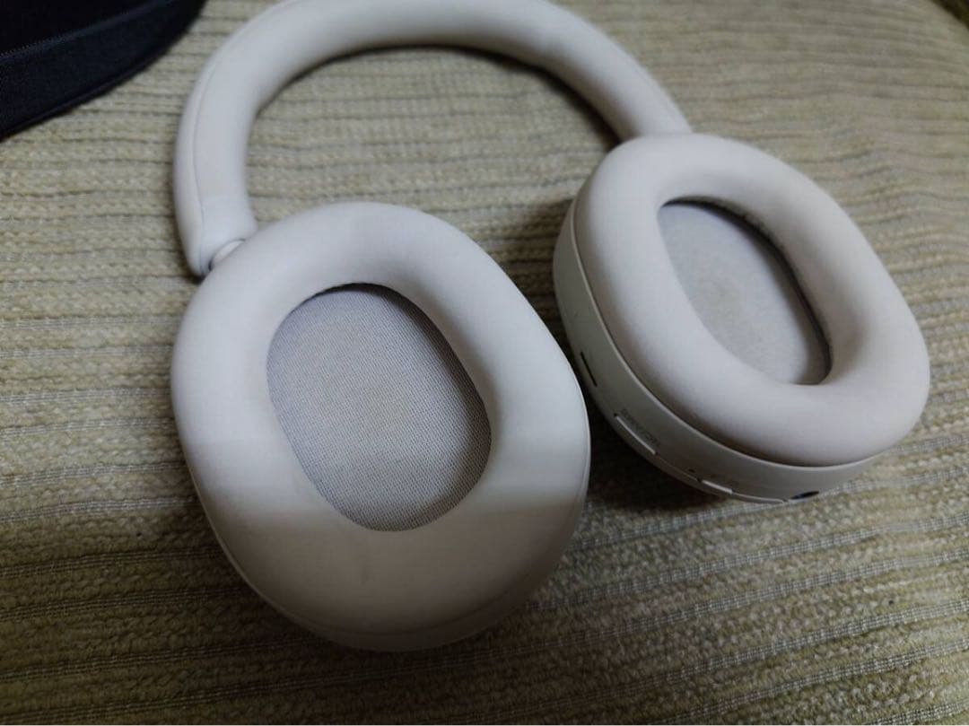 SONY WH-1000XM5 ホワイト 中古　ケース色違い