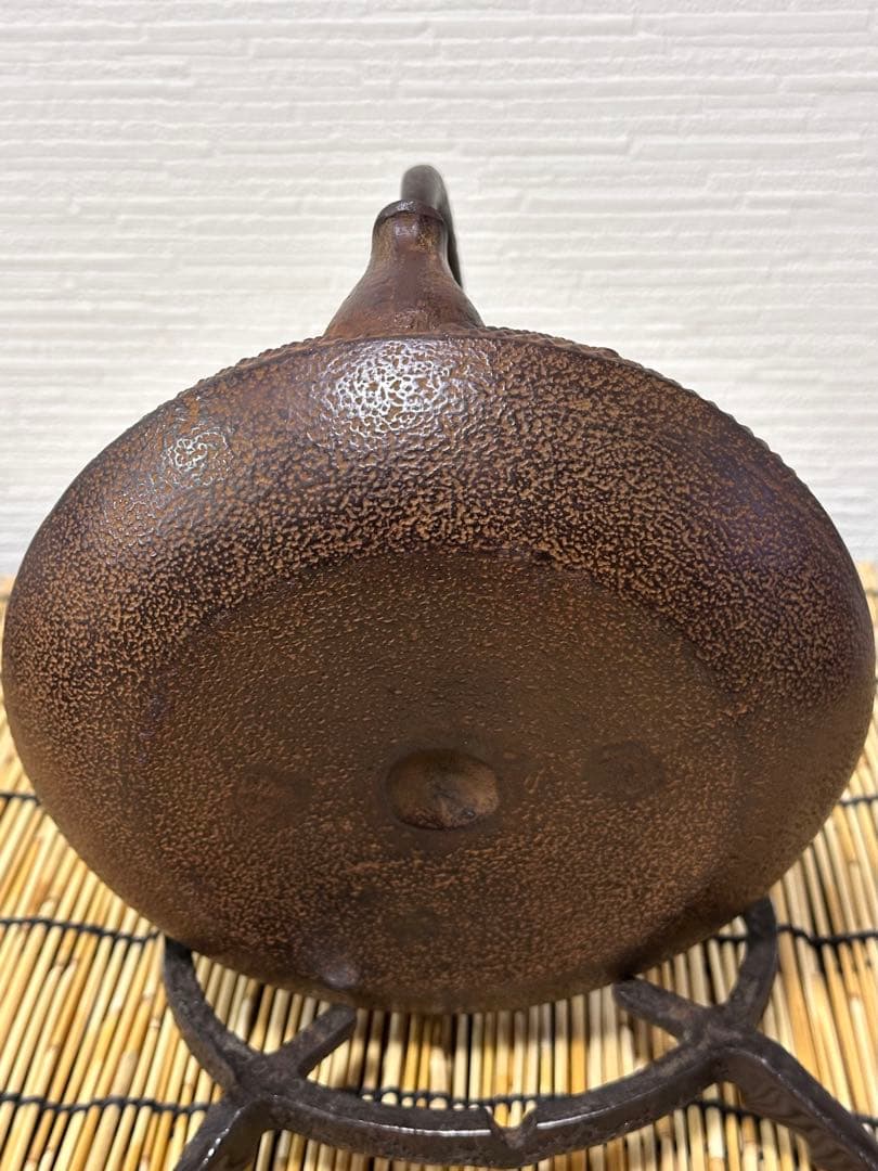 未使用品、栞付　敬典工房正寿堂山正　人間国宝髙橋敬典作独楽型　南部鉄瓶　南部鉄器