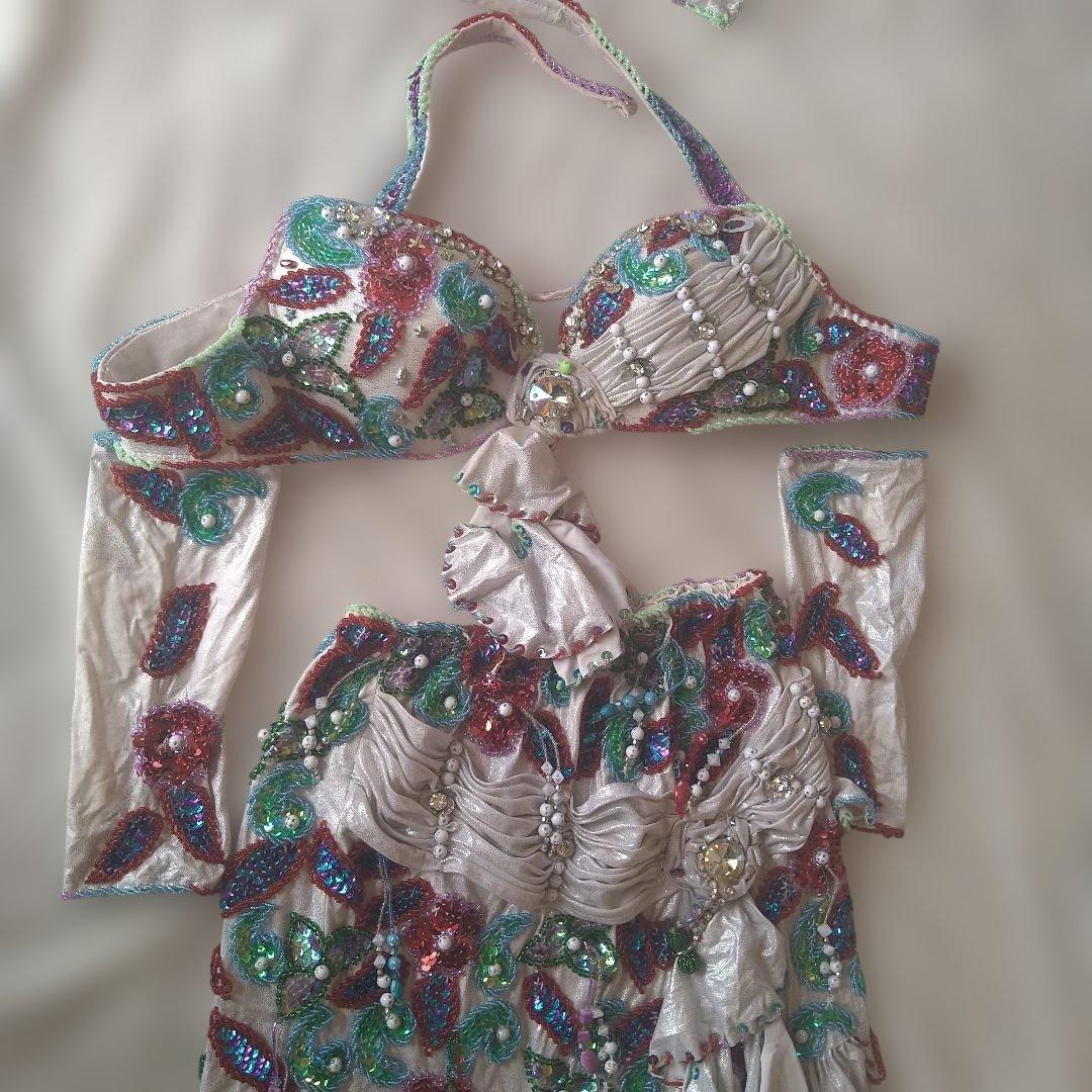 ベリーダンス衣装　中古　セット　白地に赤、青　多色ビーズ刺繍