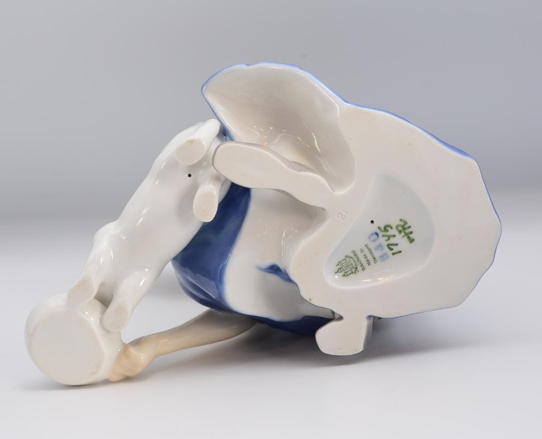 ミルクを与える少女　＃1745　★B＆G（ロイヤルコペンハーゲン）　デンマーク