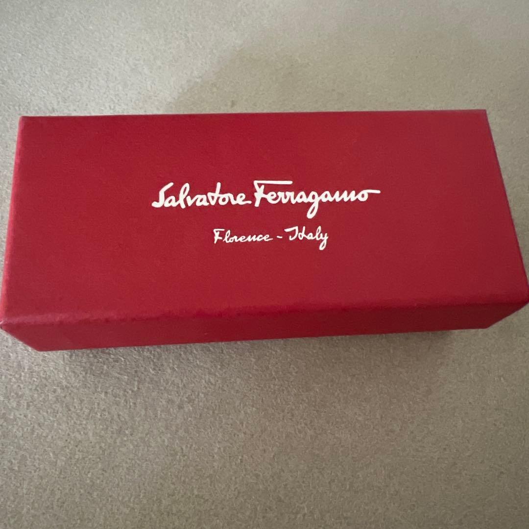 フェラガモ　バレッタ　ブラック