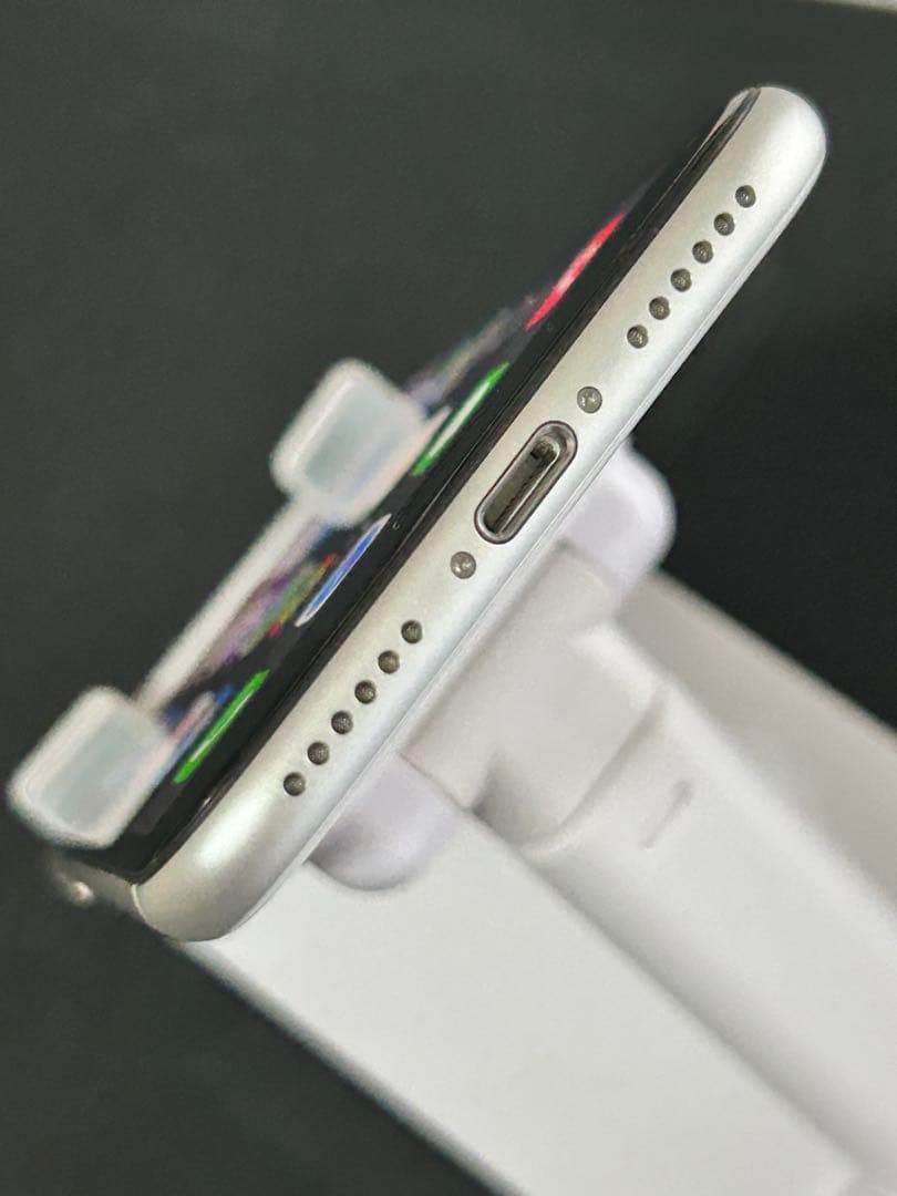 ち*る様 【きれい!!】✴︎SIMフリー Apple iPhoneSE2 64G