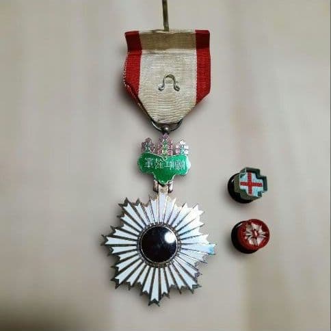 勲四等旭日小綬章・勲章