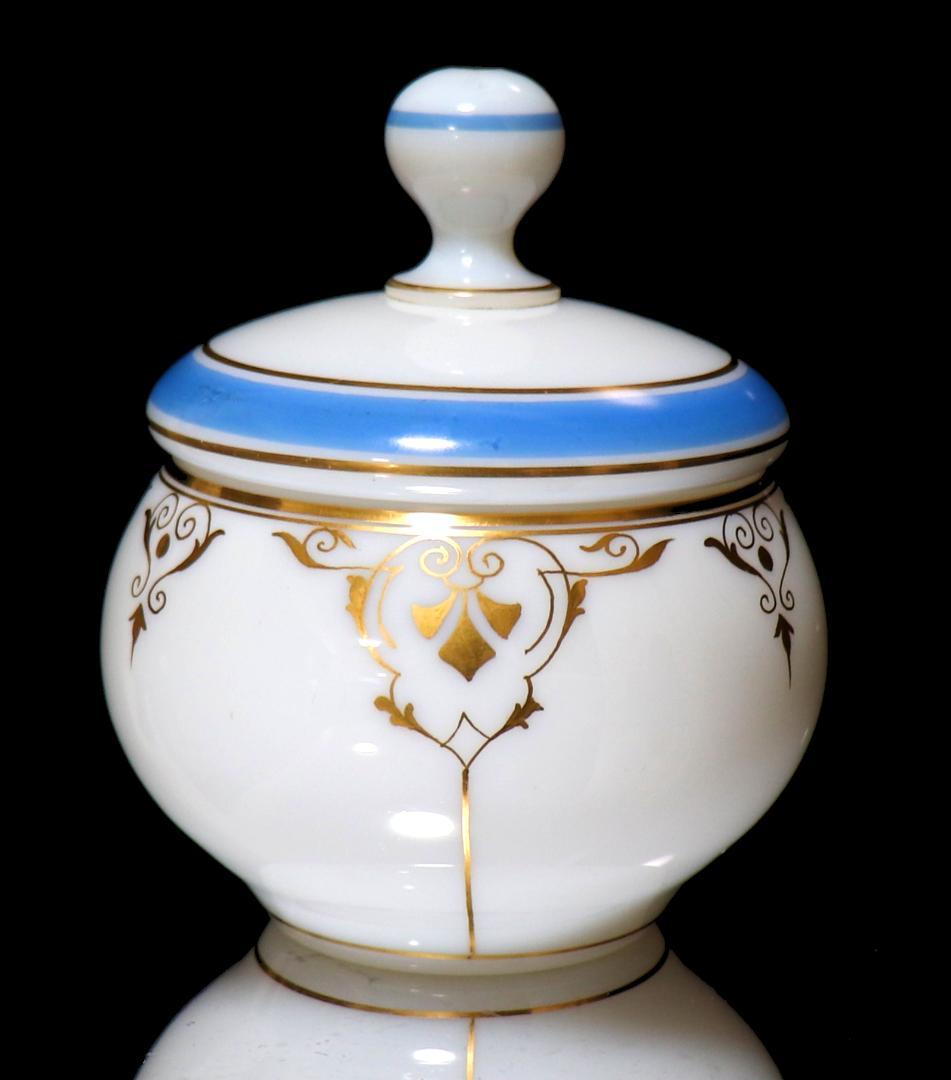 オールド・バカラ 激レア 純白オパーリンクリスタル製金彩エナメル彩蓋物 小物入れ