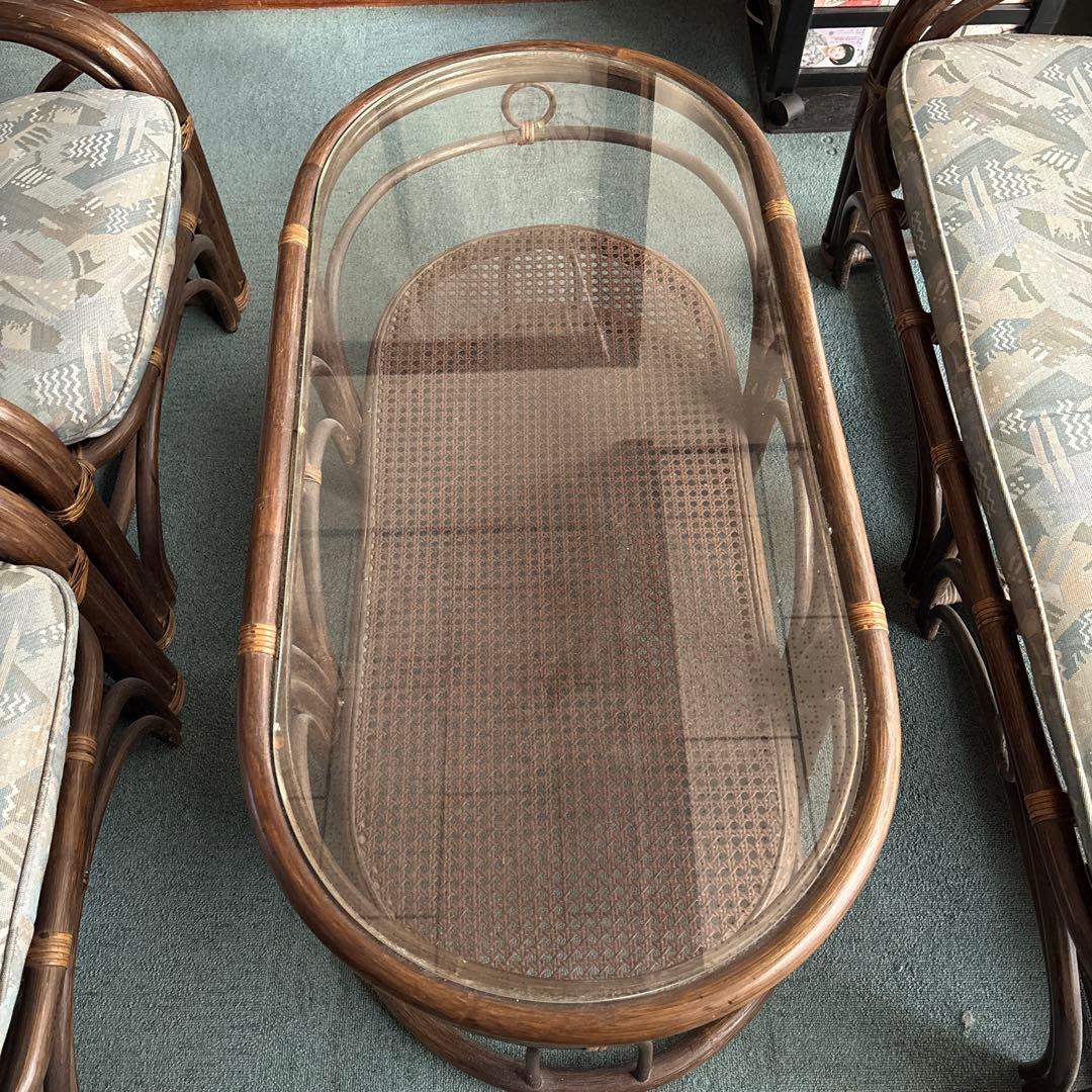 ラタンチェアとテーブルのセット