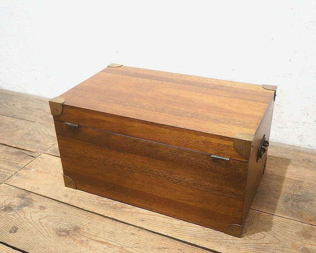 1356 鍵付き　無垢材の重厚なトランク　木箱　収納ケース　センターテーブル