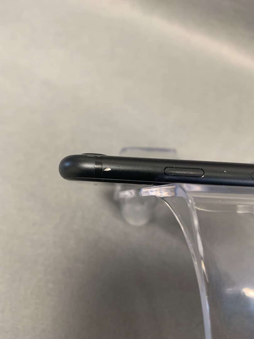 中古美品　国内版　SIMフリー　iPhone SE 第二世代　64GB ブラック