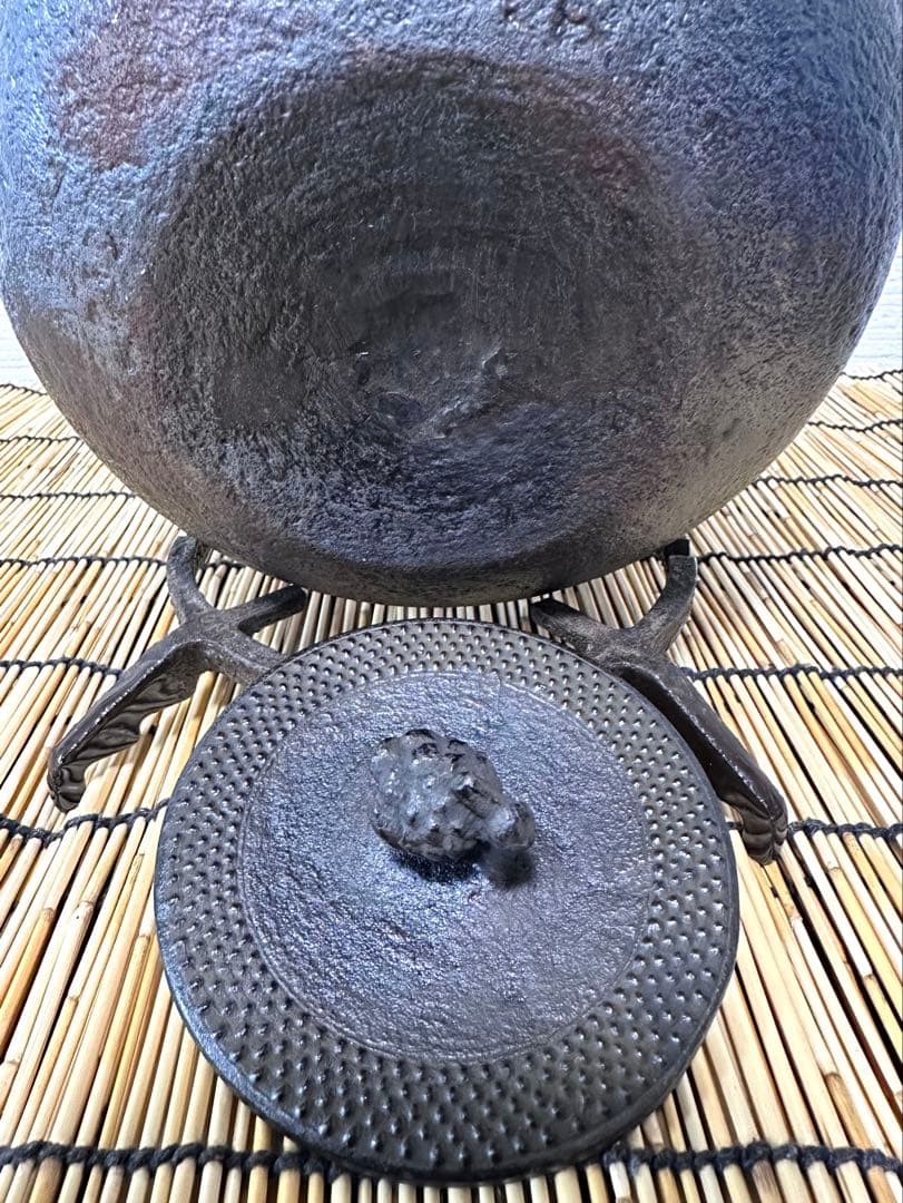 ＵＳＥＤ、良品　南部秀山堂　佐藤 勝弘作　１８型アラレ　鉄瓶　南部鉄瓶　南部鉄器