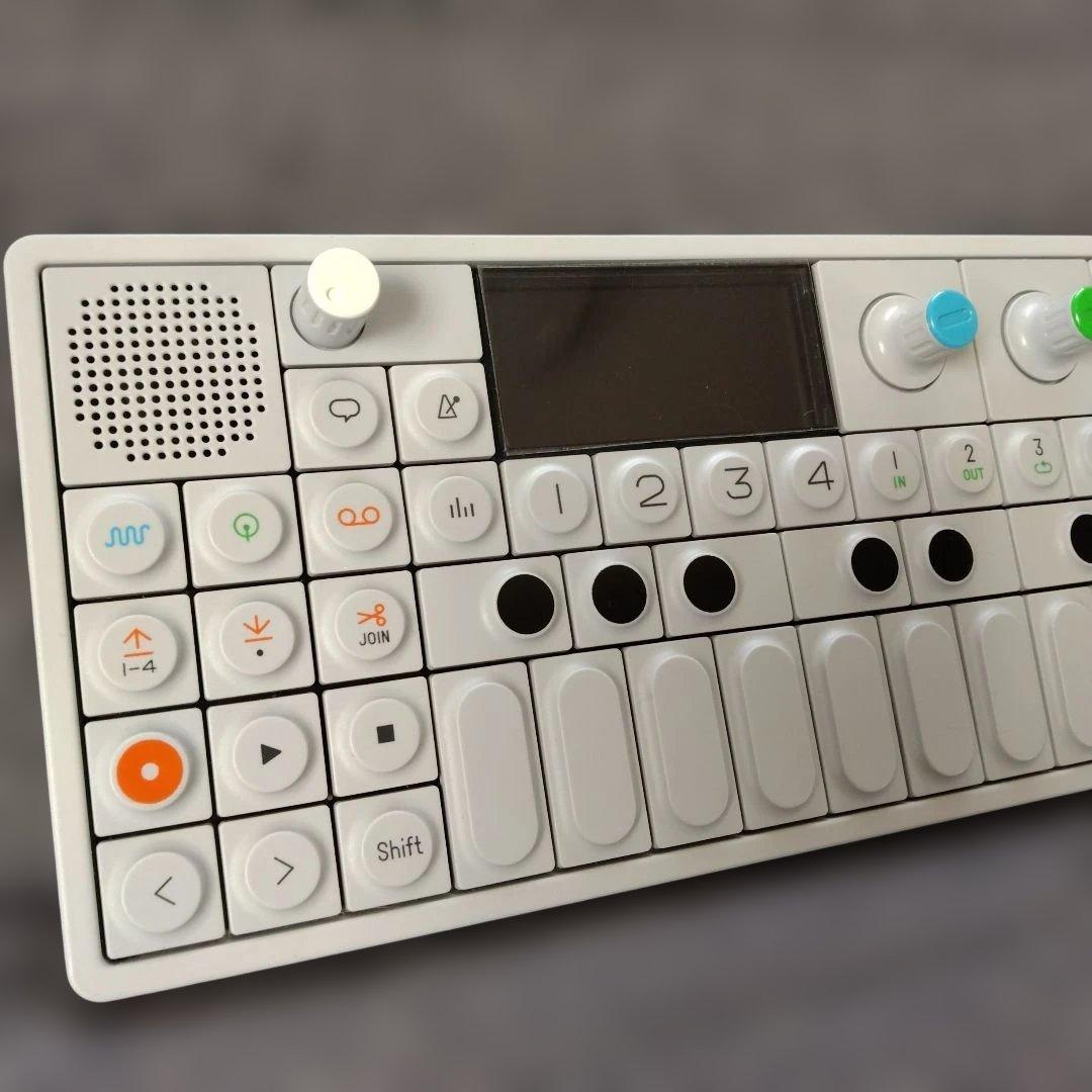 OP-1 Teenage Engineering　シンセサイザー ホワイト