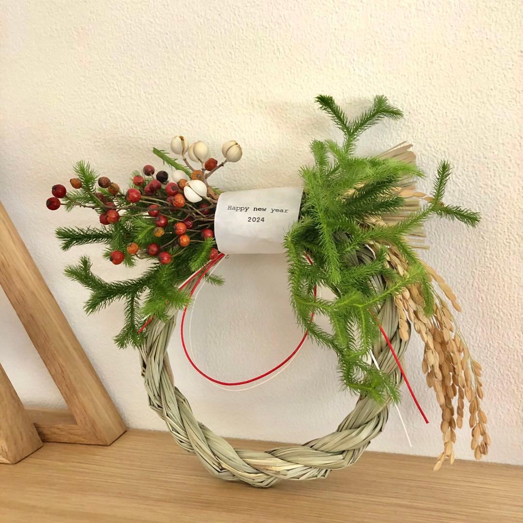 Happy new year 2024 ヒカゲノカズラと紅白のしめ縄飾り