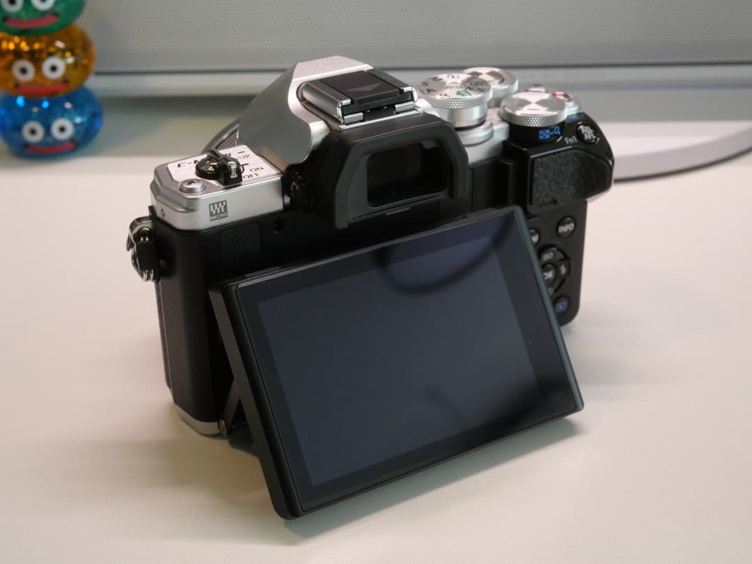 極美品／OLYMPUS OM-D E-M10 Mark III Wレンズキット