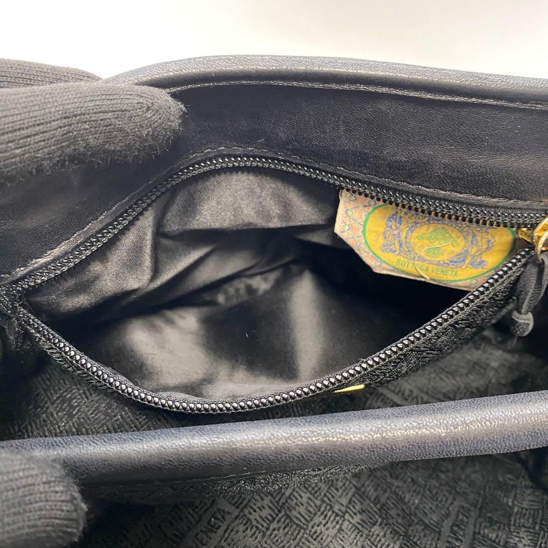 ボッテガヴェネタ ブラック イントレチャート ターンロック ショルダーバッグ