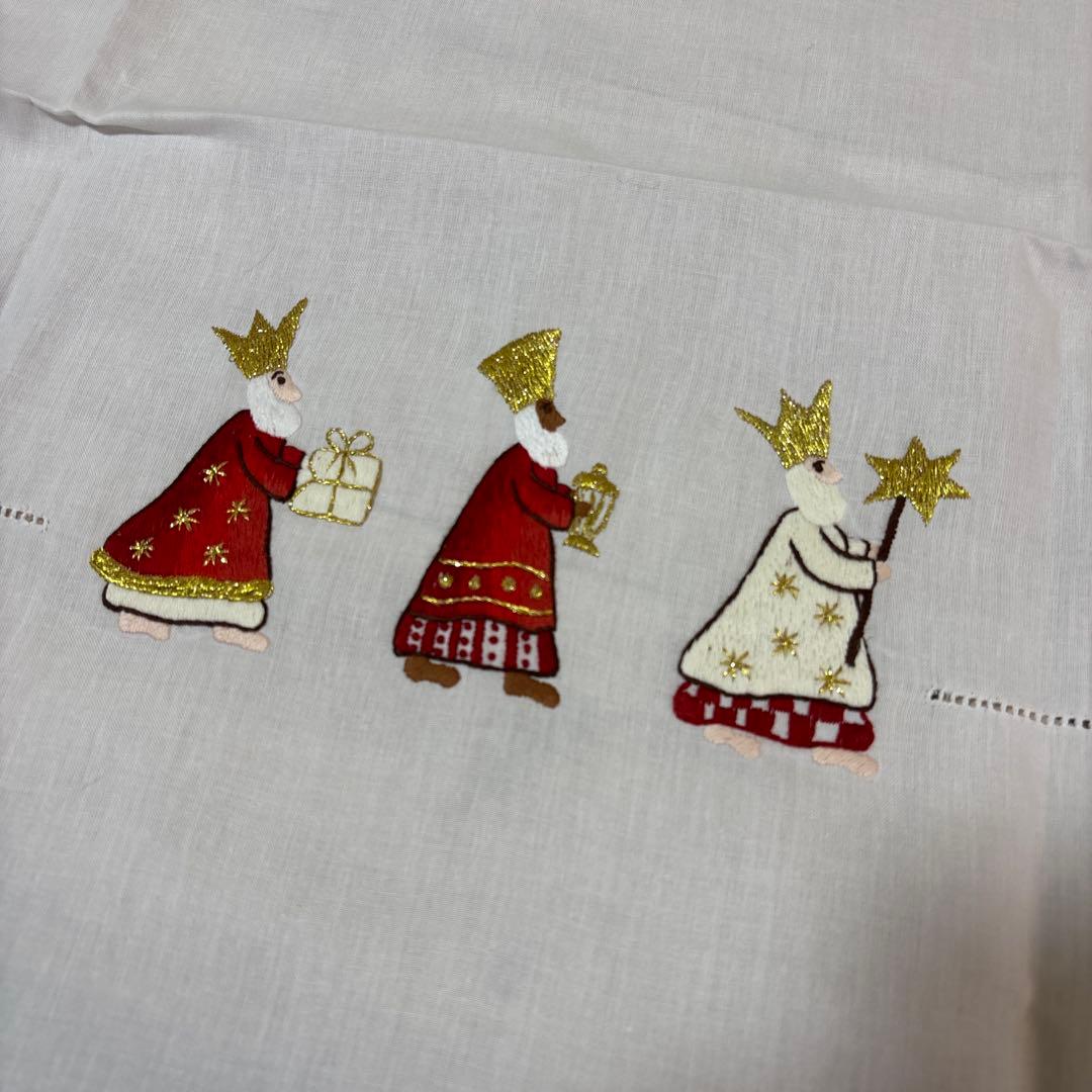 ベトナム手刺繍　テーブルクロス