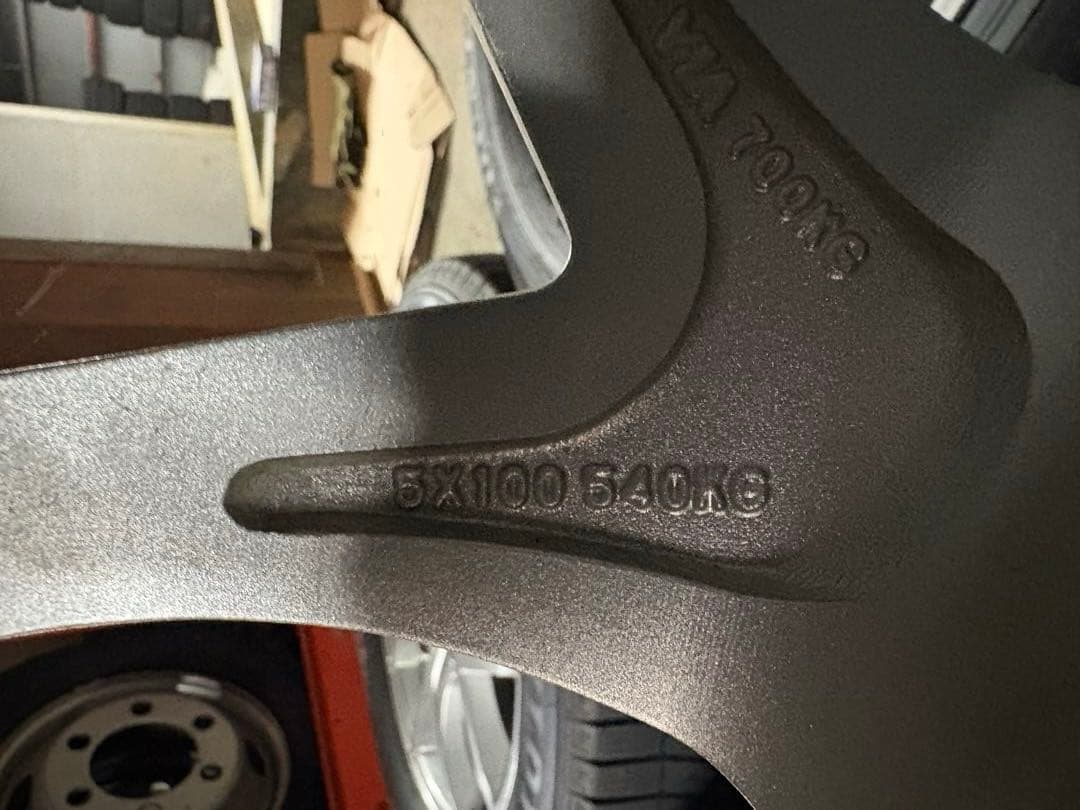 売切セール！1月31日まで【送料込】235/60R18 スタッドレスセット