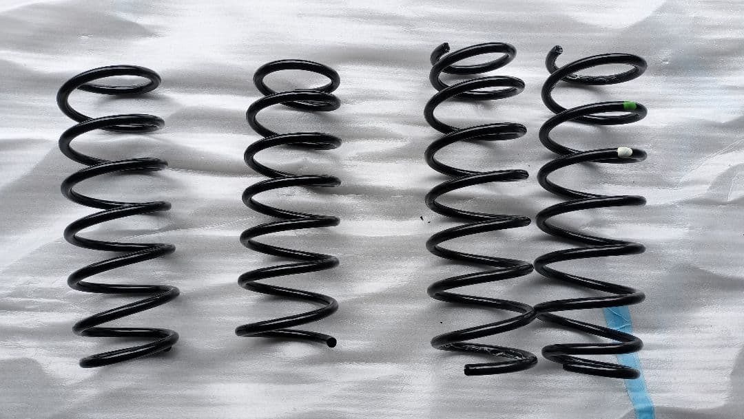 jb74ジムニー ショックアブソーバー、スプリング 4本セット 黒
