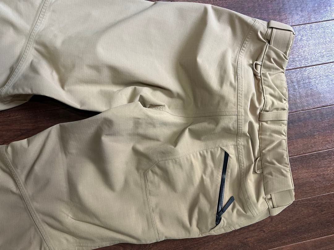 ピークパフォーマンス　ベージュ スキーウェア 上下セット