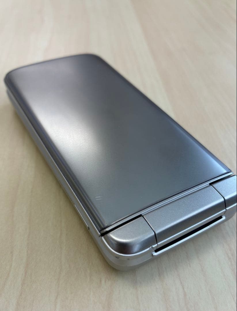 DIGNO NP902KC シルバー折りたたみ携帯電話本体