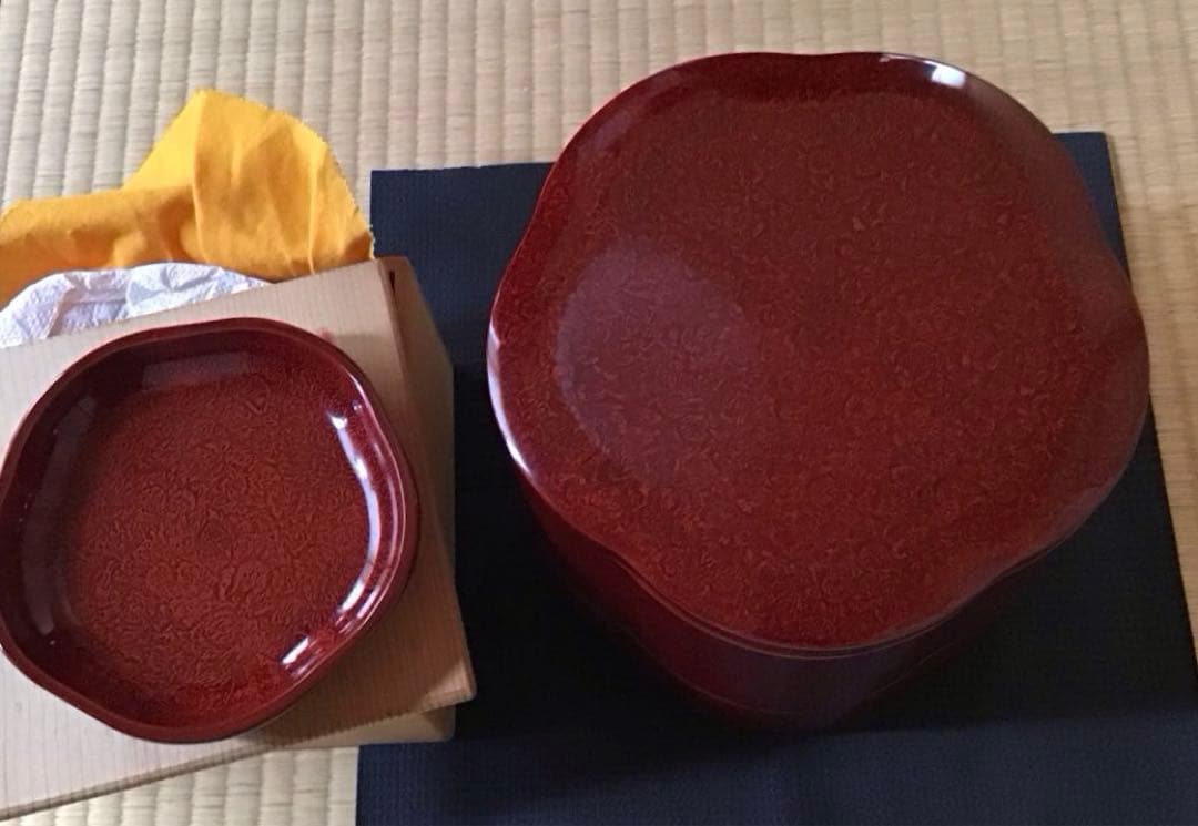 赤い花形木製皿セット