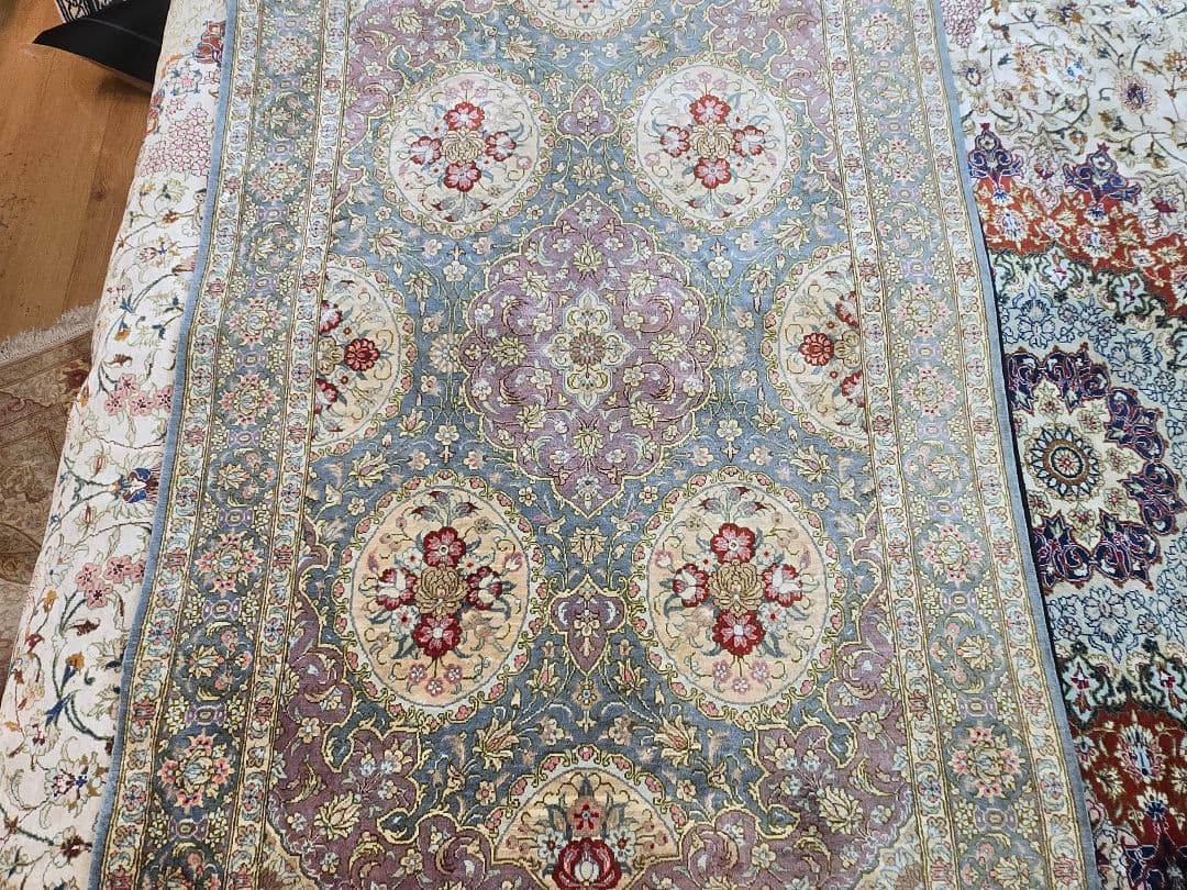 ペルシャ絨毯クム産本物手織り新品Moharari 工房花柄ラグ 青とクリーム色