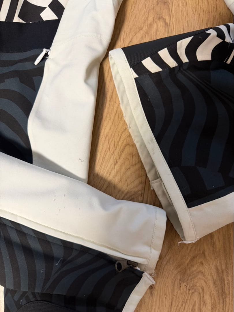 オンヨネ　スキーウェア　ゼブラ柄　上下Sサイズ