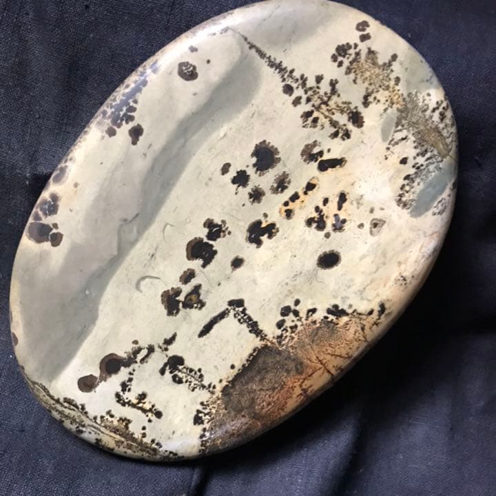 自然界の作用で不思議な心象風景が描かれた鑑賞石　台座付き