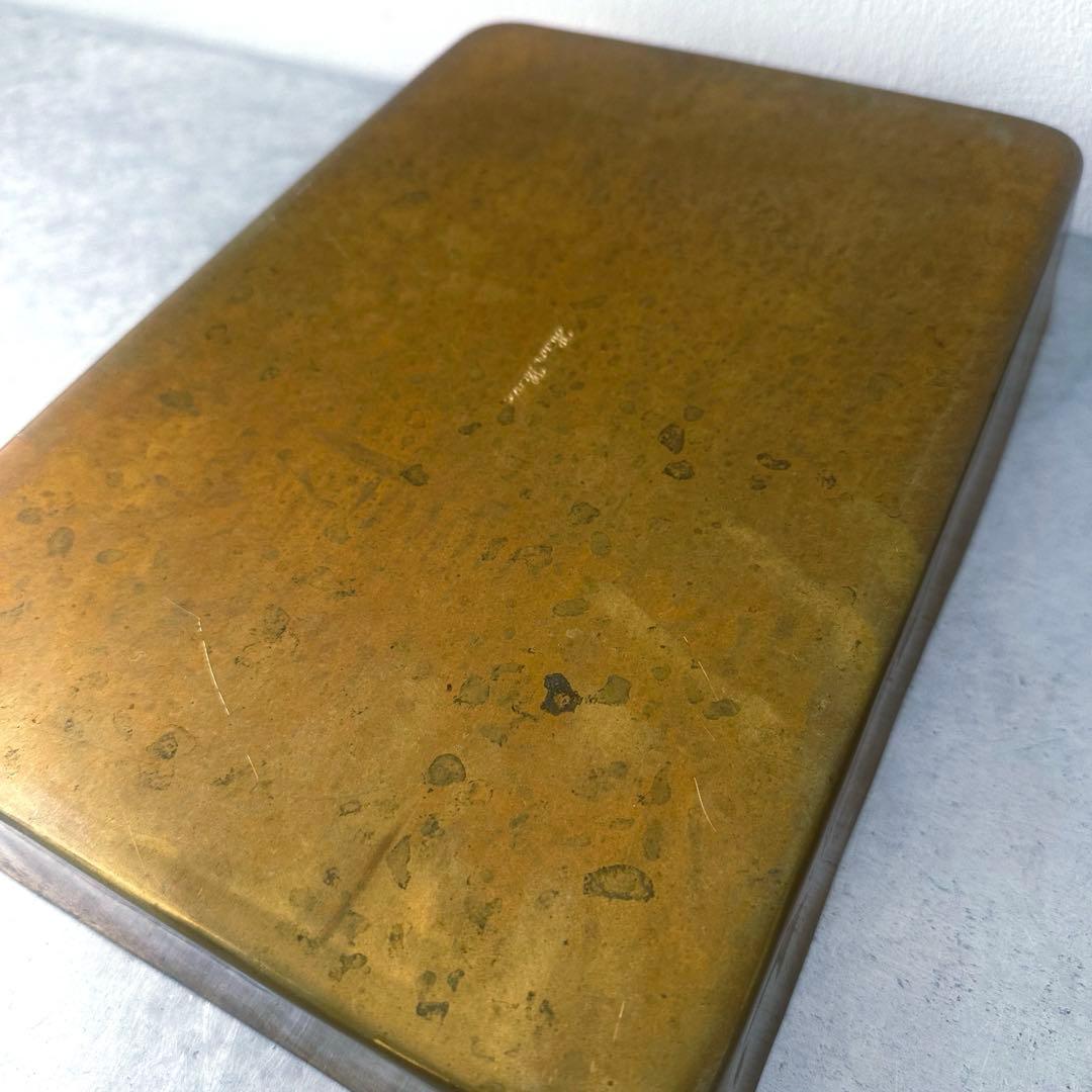 古びた真鍮のトレイ