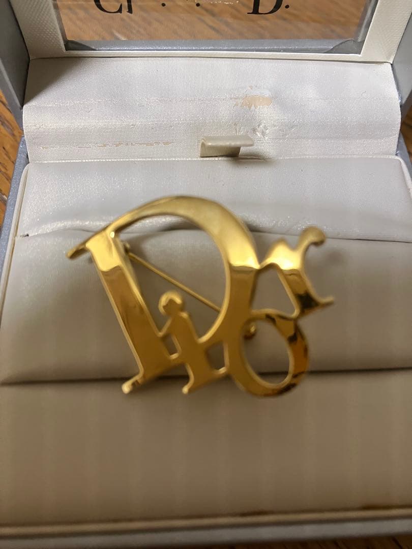 美品　Dior ゴールドロゴブローチ 箱付き