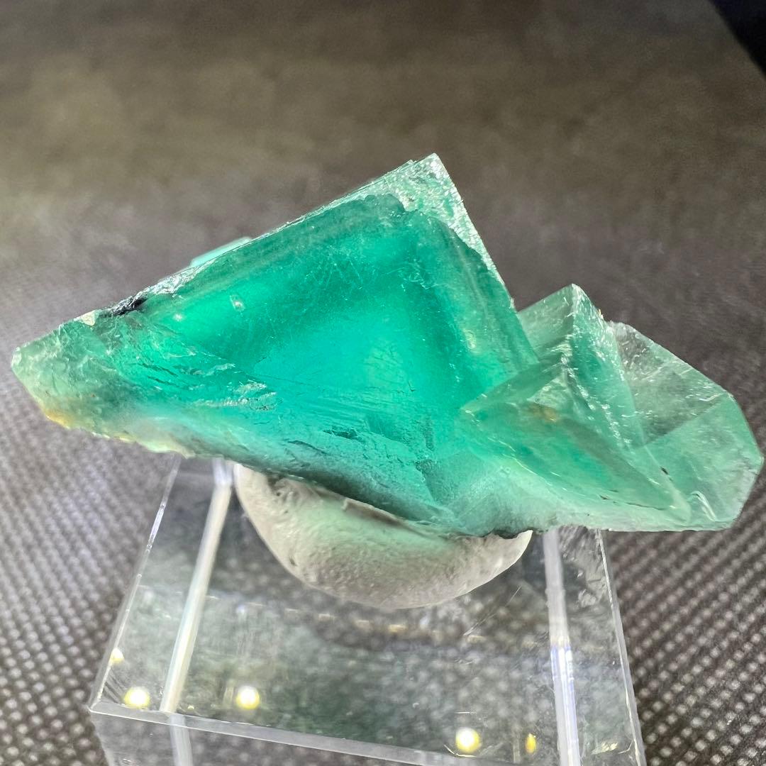 ヤオガンシャン産　「碧色」「ピクルスグリーン」フローライト　ゾーニング