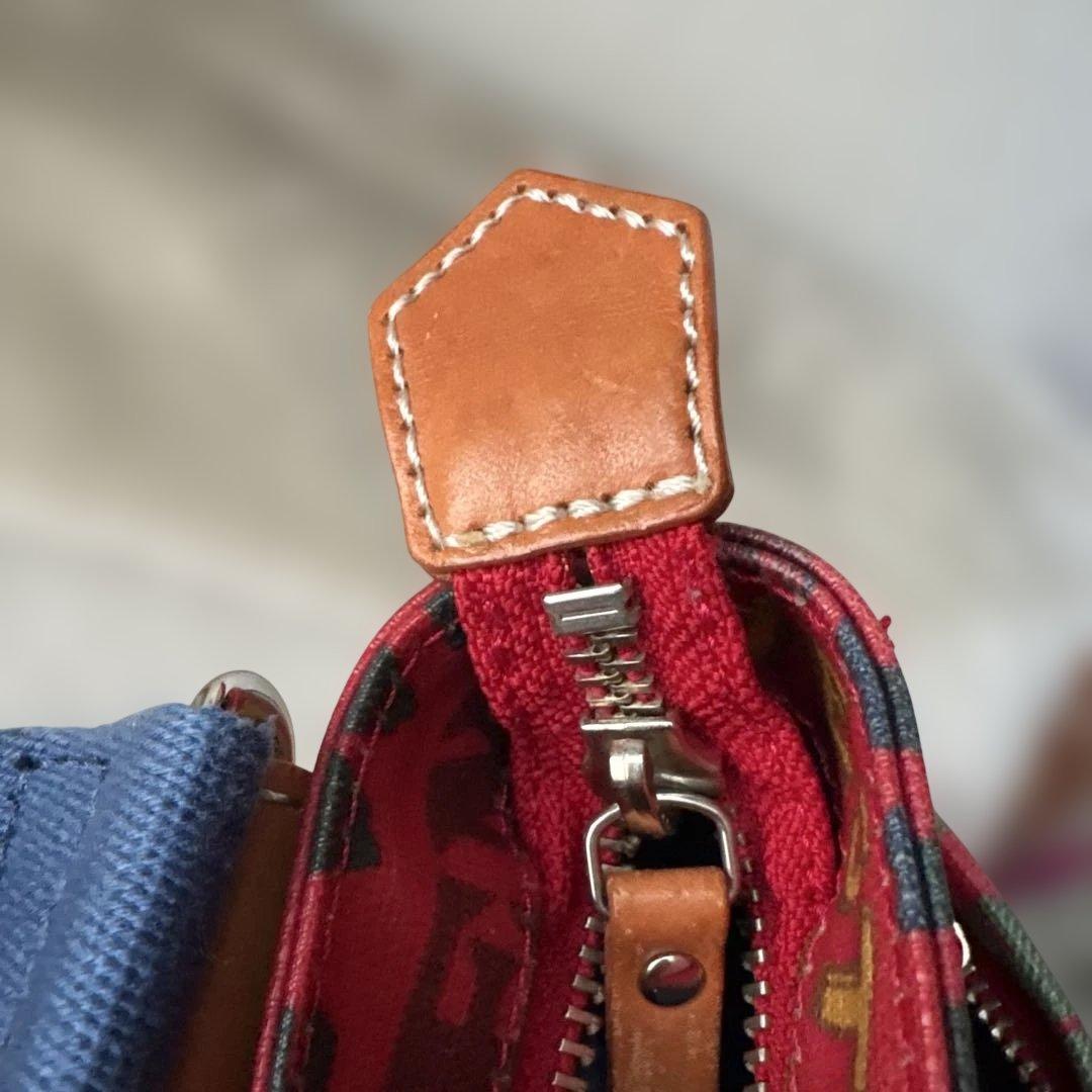 f*t様 【美品】ロゴプリントが特徴的Vivienne Westwood ショル