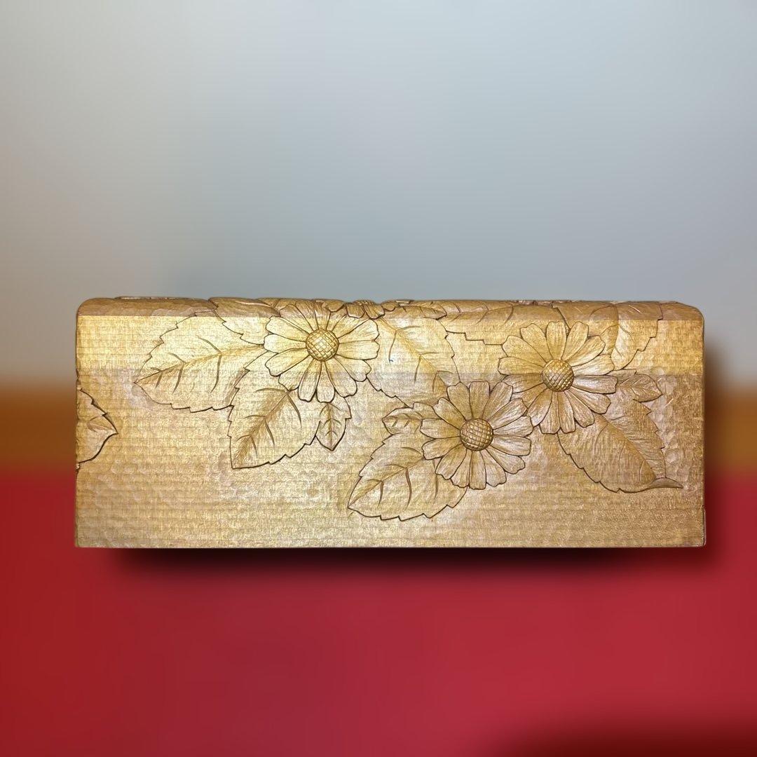 ②木彫り　BOXティッシュケース横　マーガレット