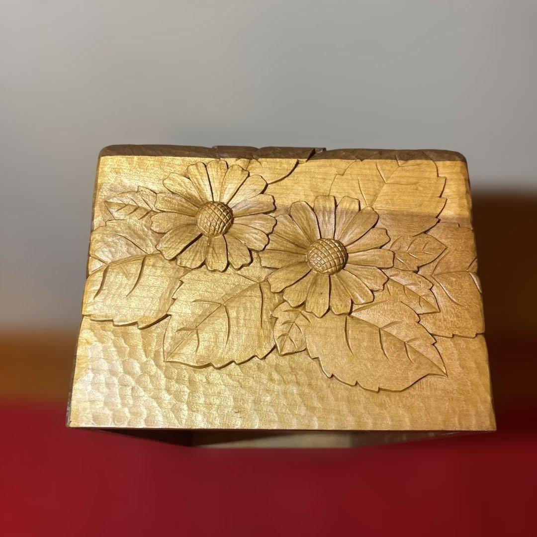 ②木彫り　BOXティッシュケース横　マーガレット