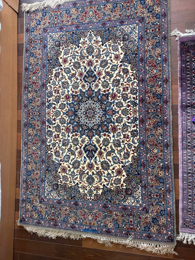 ペルシャ絨毯本物手織りタブリーズ産、素材:シルクとウール非常に綺麗