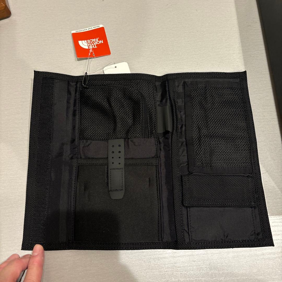 新品限定完売！ノースフェイスシャトルトラベルウォレット/ブラックパスポートケース