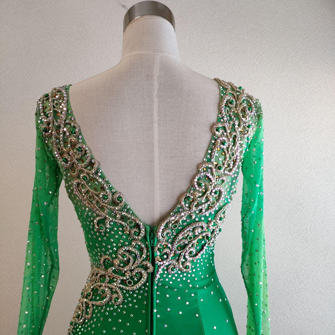 社交ダンス　とてもゴージャスで素敵な緑色のドレス