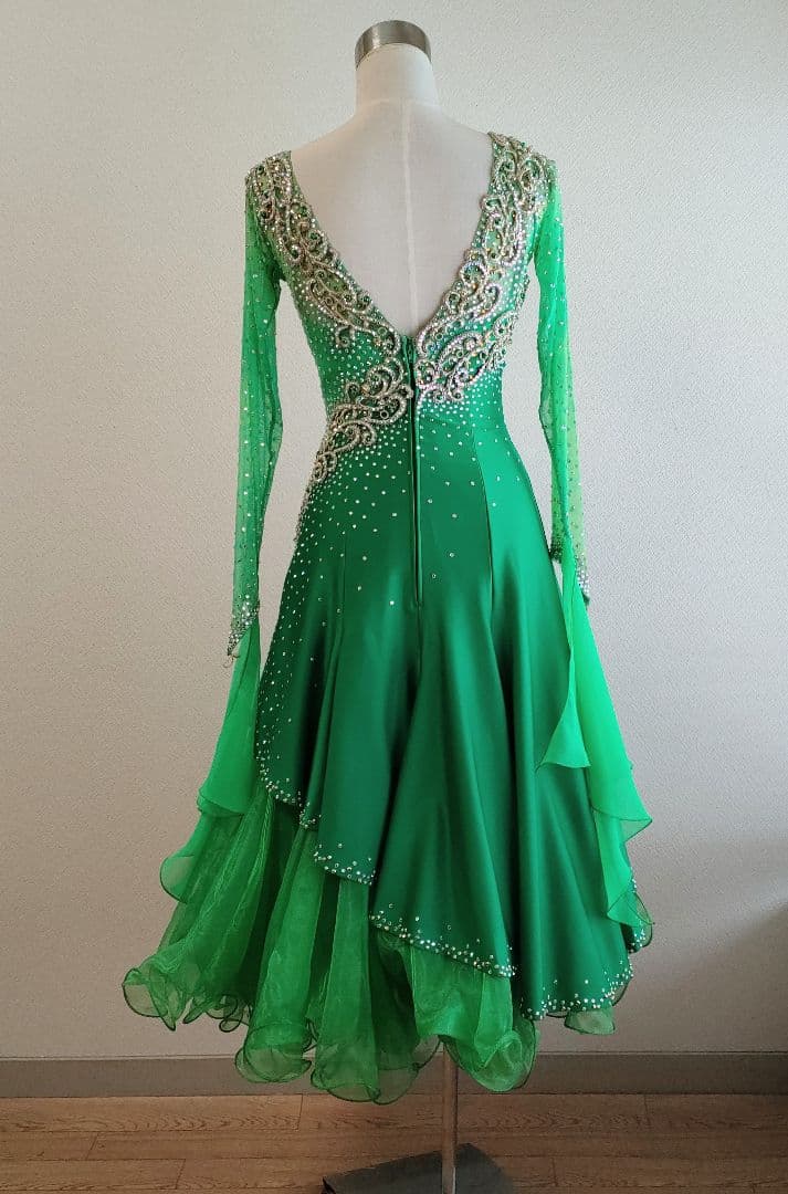 社交ダンス　とてもゴージャスで素敵な緑色のドレス