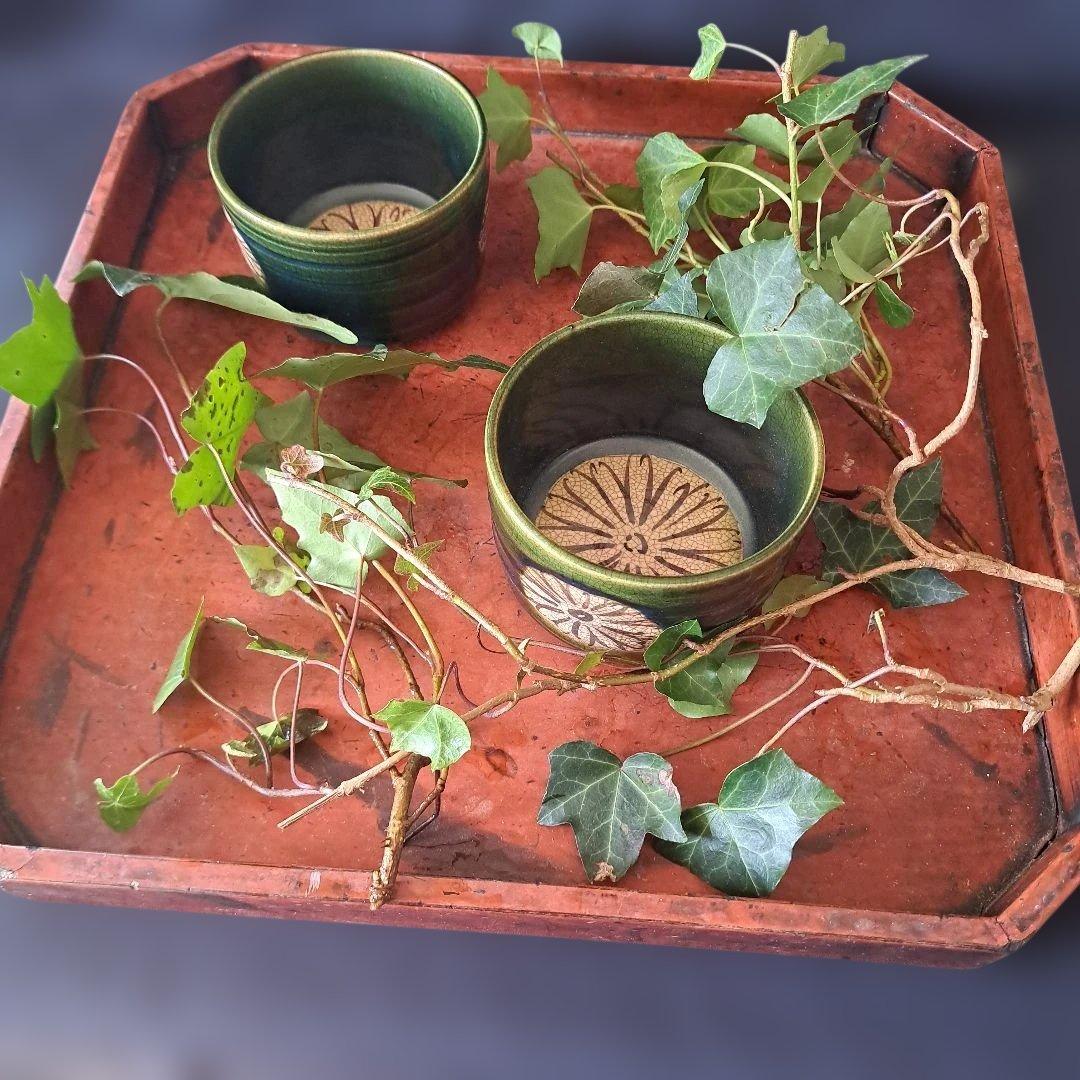 「菊花に、織部(おりべ)の深い緑」京焼き向付(直径9.5cm) 2客セット　骨董