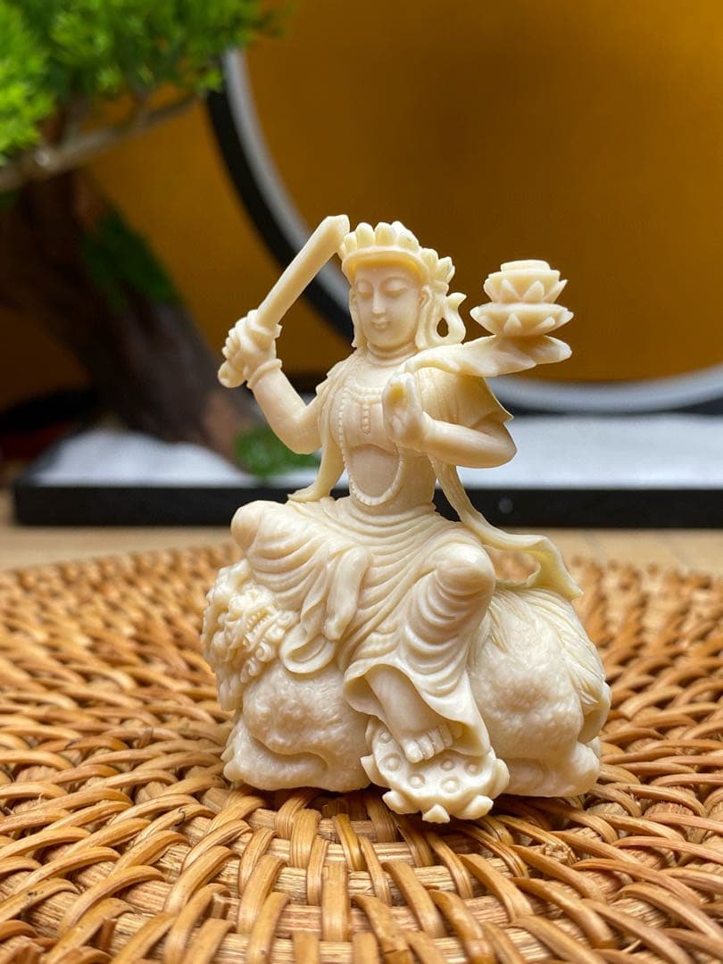天然マンモス牙美しい手作り彫刻　文殊菩薩　小さいな置物