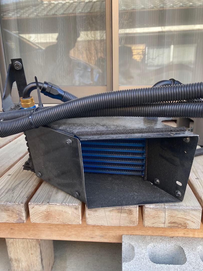 86 ZN6？8？ トラスト　オイルクーラー