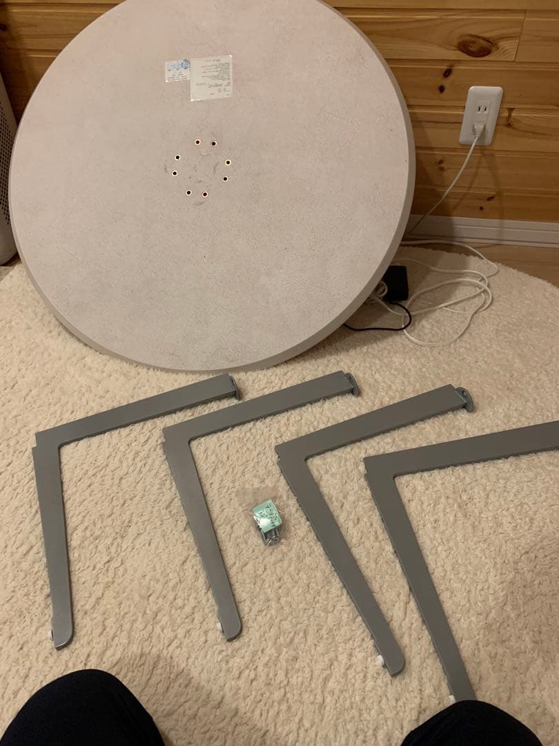 円形クリーム色テーブル 直径約80cm