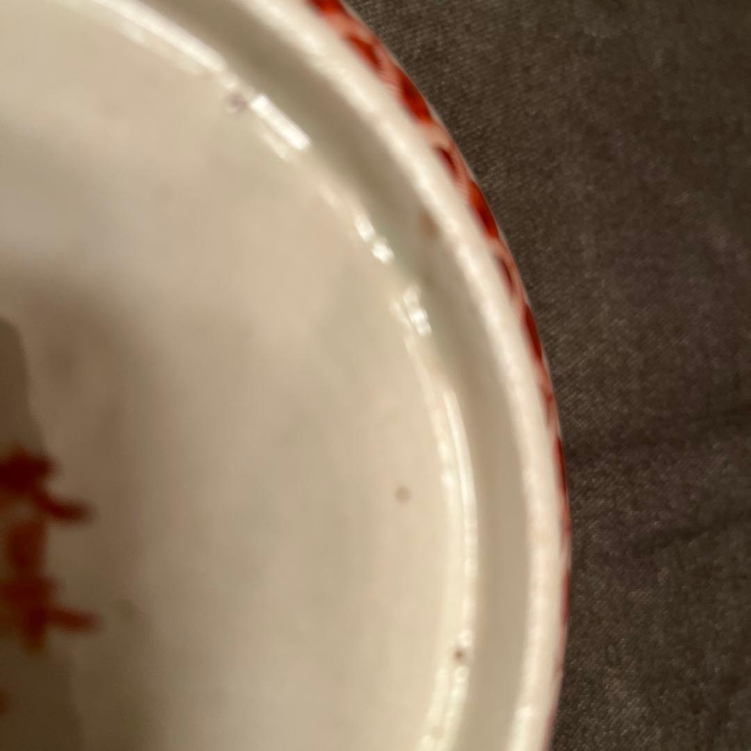 赤地の金装飾陶器皿　中国賢者図