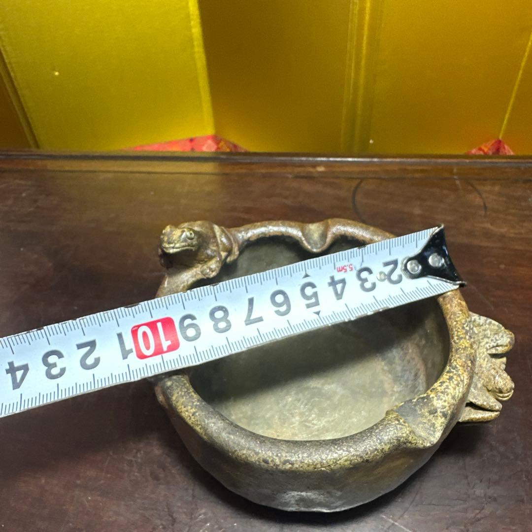 備前焼，カエルの彫刻付き陶器