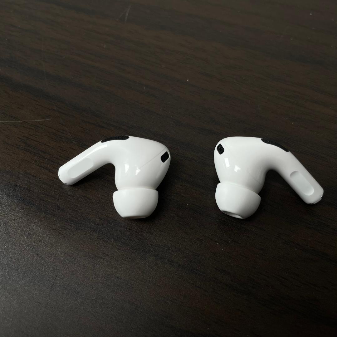 ②AirPods Pro 第2世代 A2698 Lightningタイプ