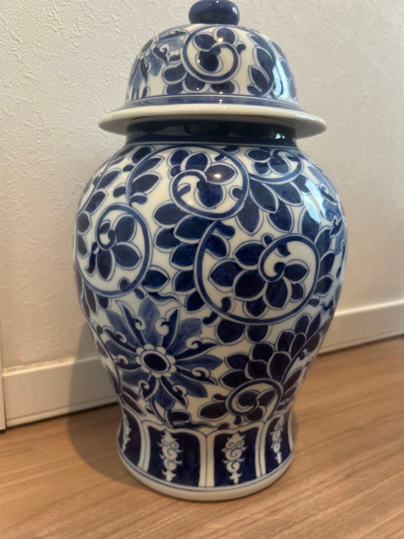 青と白の花柄陶器壺　Thailand