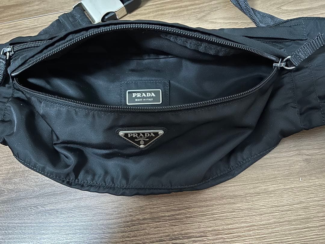 新品同様PRADA ブラック ボディバッグ、ウエストポーチ、ファニーパック