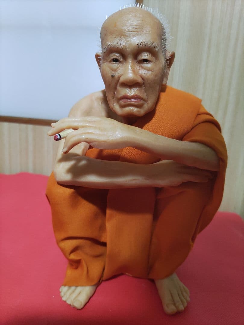 超レアなタバコタイプ。　タイ僧侶フィギュア
