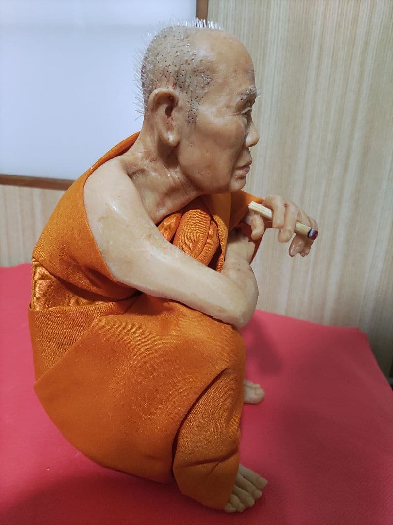 超レアなタバコタイプ。　タイ僧侶フィギュア