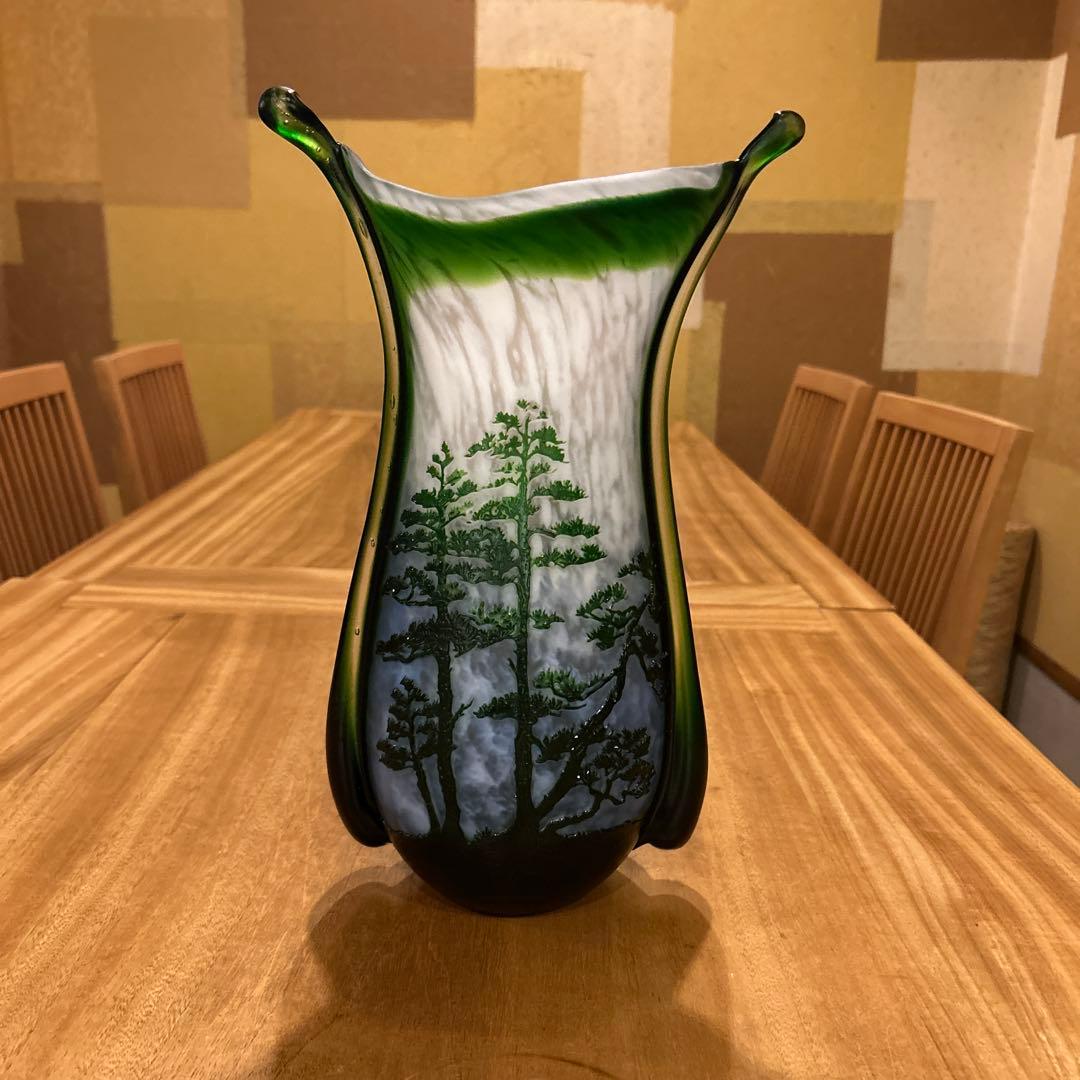 中国製　透かし彫刻花瓶　ガラス　緑松