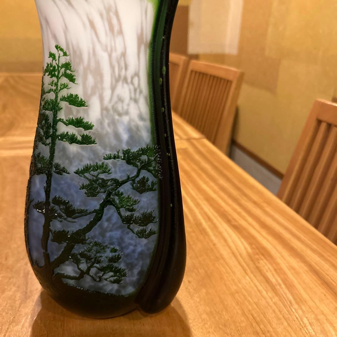 中国製　透かし彫刻花瓶　ガラス　緑松